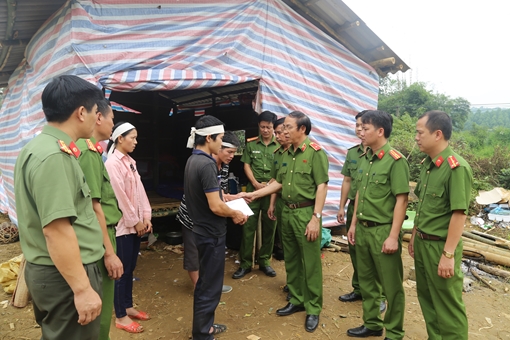 Học viện CSND ủng hộ đồng bào bị lũ lụt huyện Tân Lạc, tỉnh Hòa Bình